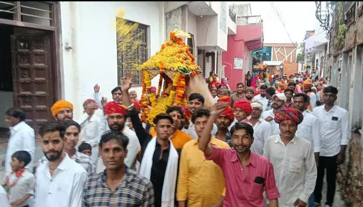 जय रामसा पीर की जय घोष के साथ निकाली बाबा रामदेव की शोभायात्रा