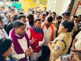 उदयपुर की तर्ज पर इंदौर में सर तन से जुदा की धमकी, हिंदू समाज ने किया थाने का घेराव उदयपुर की तर्ज पर इंदौर में सर तन से जुदा की धमकी, हिंदू समाज ने किया थाने का घेराव