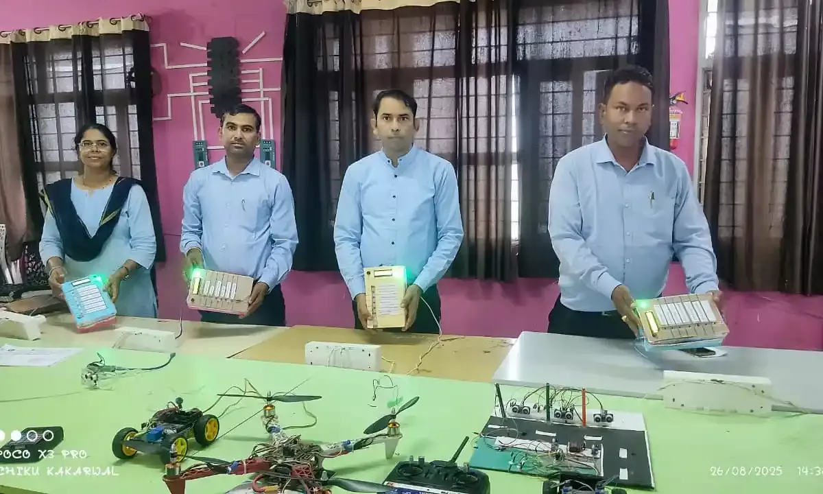 मॉडल स्कूल में ईवीएम मशीन से हुए बाल संसद के चुनाव