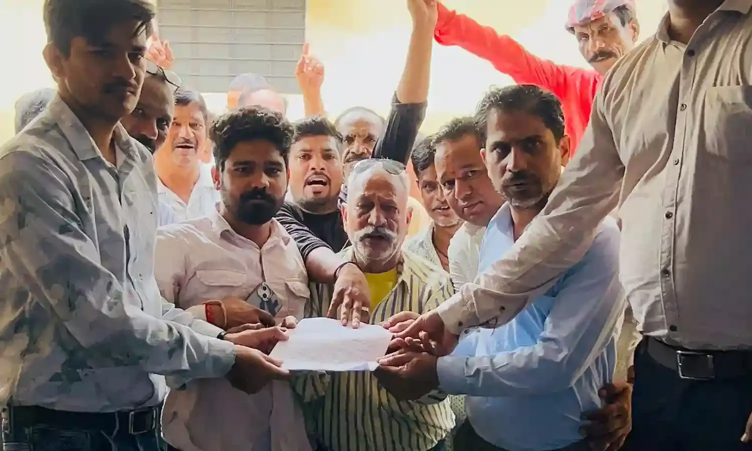 शाहपुरा: नगरपालिका कर्मचारियों की बहाली की मांग को लेकर ज्ञापन सौंपा