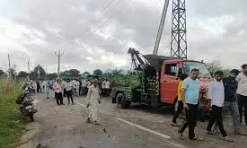 बजरी से भरे ट्रैक्टर-ट्रॉली ने मां-बेटे को कुचला मौत बजरी से भरे ट्रैक्टर-ट्रॉली ने मां-बेटे को कुचला मौत