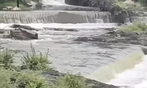 लड़की बांध एक बार फिर छलका ,एक फिट चल रही है चादर