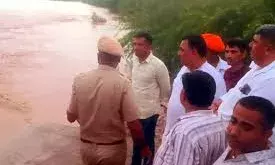 जालोर: आसाना गांव में नदी के तेज बहाव में बहे 6 युवक, रेस्क्यू जारी जालोर: आसाना गांव में नदी के तेज बहाव में बहे 6 युवक, रेस्क्यू जारी