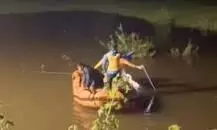 उदयपुर: बायडी नदी में कार गिरने से 2 की मौत, 1 लापता