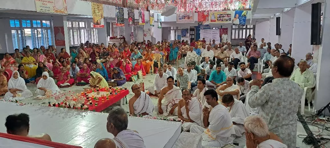 कल्प सूत्र के सातवें व्याख्यान में पार्श्वनाथ , नेमिनाथ और आदिनाथ प्रभु के चरित्र का वर्णन