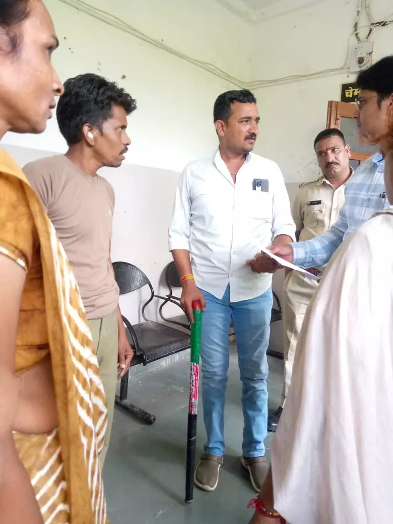 इंदिरा कॉलोनी की समस्याओं को लेकर वार्डवासियों ने दिया एसडीओ को ज्ञापन