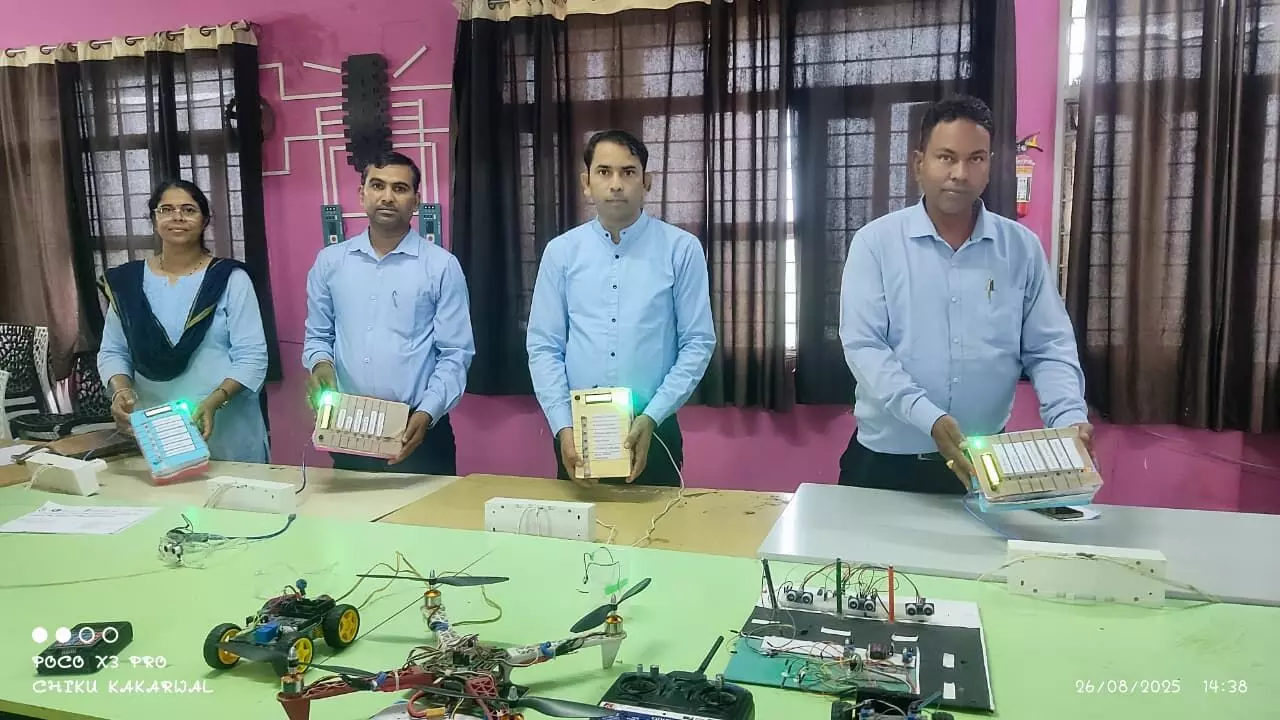 मॉडल स्कूल में ईवीएम मशीन से हुए बाल संसद के चुनाव मॉडल स्कूल में ईवीएम मशीन से हुए बाल संसद के चुनाव