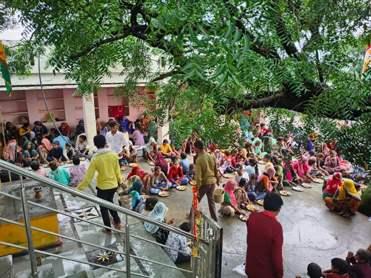 निशान और ज्योत के साथ आगे बढ़ी रामदेव पदयात्रा, भंडारे का हुआ समापन निशान और ज्योत के साथ आगे बढ़ी रामदेव पदयात्रा, भंडारे का हुआ समापन