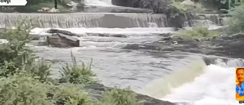 लड़की बांध एक बार फिर छलका ,एक फिट चल रही है चादर लड़की बांध एक बार फिर छलका ,एक फिट चल रही है चादर