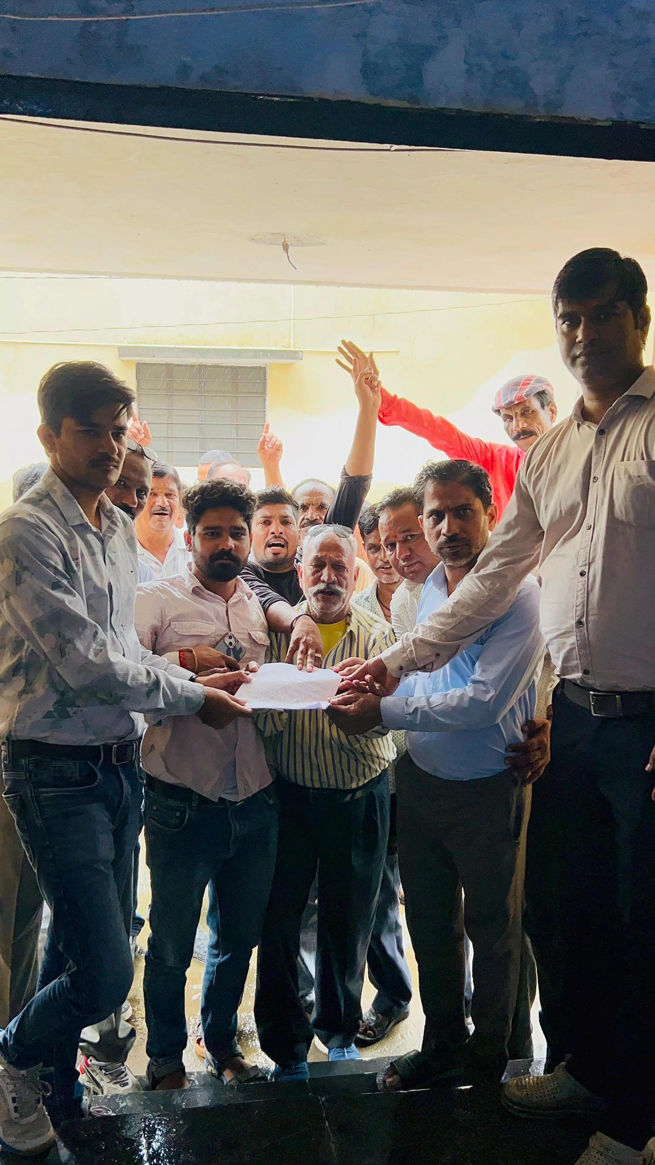 शाहपुरा: नगरपालिका कर्मचारियों की बहाली की मांग को लेकर ज्ञापन सौंपा शाहपुरा: नगरपालिका कर्मचारियों की बहाली की मांग को लेकर ज्ञापन सौंपा