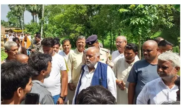 बिहार में मंत्री-विधायक पर हमला,भड़के ग्रामीणों ने एक किलोमीटर तक खदेड़ा,पथराव में बॉडीगार्ड सहित कई घायल