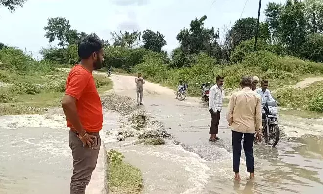 तेज़ बहाव से कटा शमशान घाट का रास्ता, तीन साल से अधूरा पुलिया निर्माण बना परेशानी का कारण