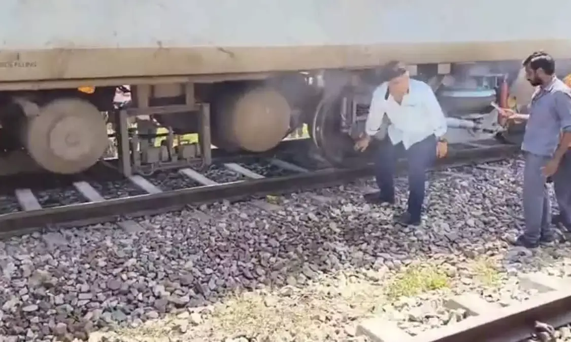 चलती ट्रेन में लगी आग, नहीं हुआ कोई हादसा, गंतव्य के लिए रवाना हुई ट्रेन चलती ट्रेन में लगी आग, नहीं हुआ कोई हादसा, गंतव्य के लिए रवाना हुई ट्रेन