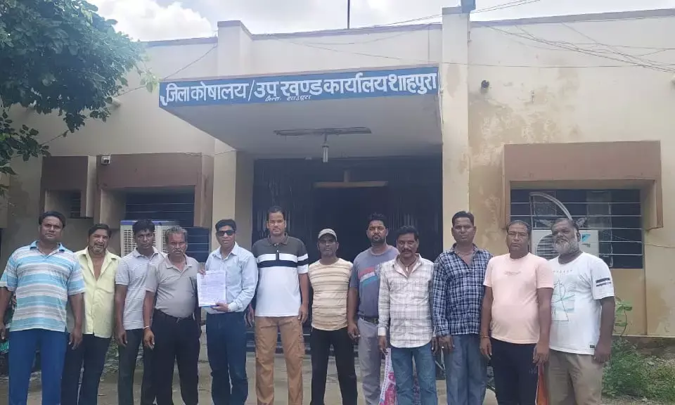 अम्बेडकर विचार मंच की तरफ से उपखण्ड अभिकारी को सौपा ज्ञापन