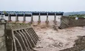 भारी बारिश और बाढ़ से जम्मू रेल मार्ग ठप, 65 ट्रेनें रद्द भारी बारिश और बाढ़ से जम्मू रेल मार्ग ठप, 65 ट्रेनें रद्द