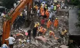 महाराष्ट्र के पालघर में दर्दनाक हादसा, इमारत का हिस्सा ढहा.मां-बेटे समेत 12 की मौत, कई घायल