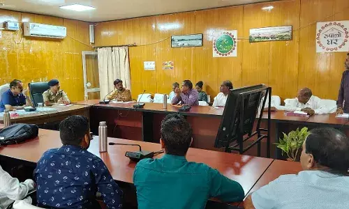 निराश्रित गोवंश से सड़क दुर्घटनाओं पर रोक हेतु जिला कलक्टर की बैठक