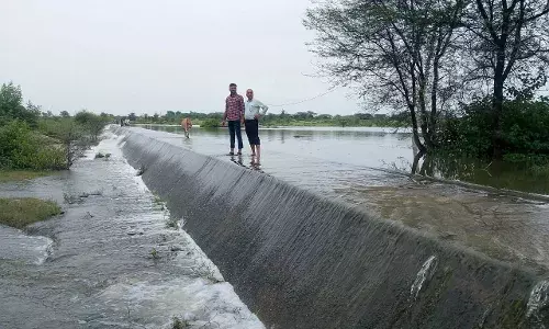 कई दिनों से बारिश नहीं, फिर भी महासतियां एनीकट छलका
