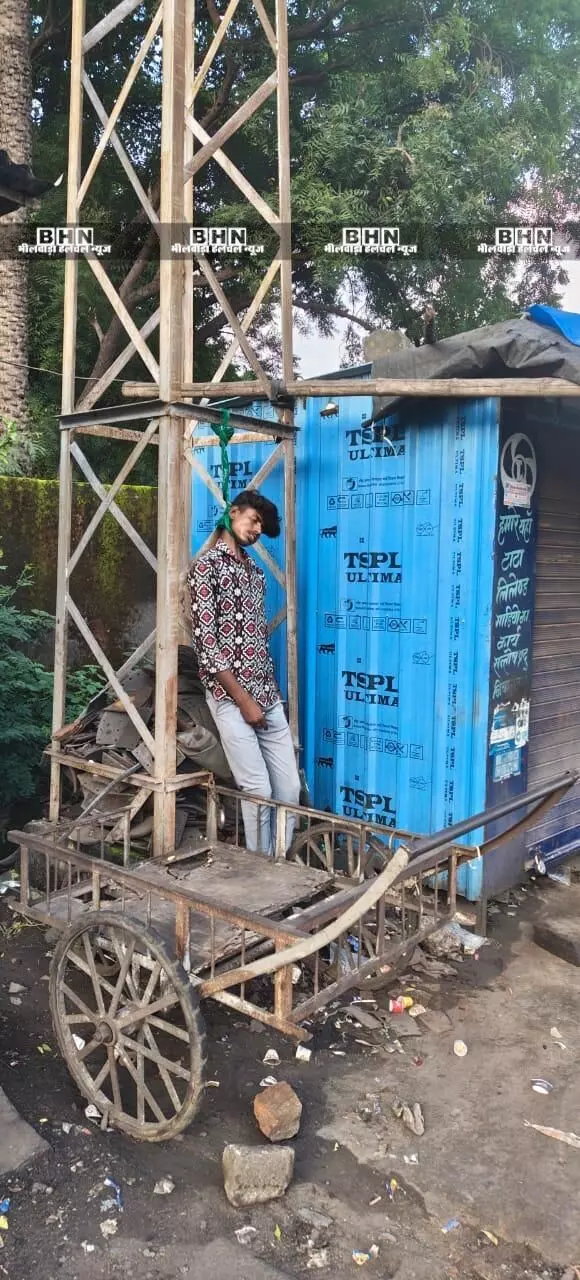 ट्रांसपोर्ट नगर में  खंभे से झुलती मिली युवक की लाश, हत्या का आरोप लगा परिजनों ने मोर्चरी पर किया प्रदर्शन, सीसी टीवी फुटेज देखकर शांत हुआ गुस्सा