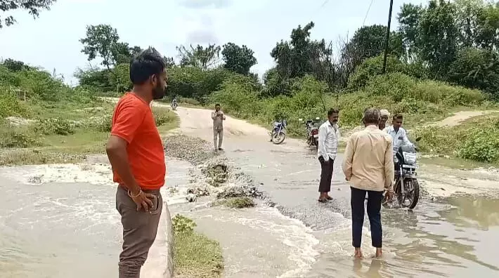 तेज़ बहाव से कटा शमशान घाट का रास्ता, तीन साल से अधूरा पुलिया निर्माण बना परेशानी का कारण