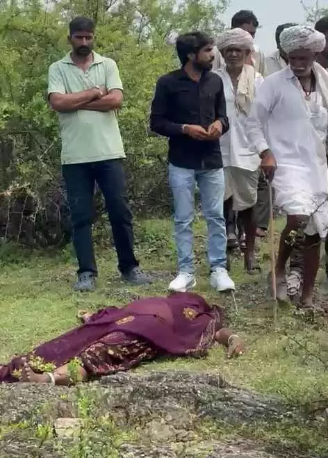 हाईटेंशन लाइन की चपेट में आने से महिला की मौत, एक अन्य गंभीर घायल हाईटेंशन लाइन की चपेट में आने से महिला की मौत, एक अन्य गंभीर घायल