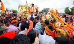 मुंबई की ओर मराठाओं का कूच, महीनेभर का राशन लेकर ट्रकों से निकले मुंबई की ओर मराठाओं का कूच, महीनेभर का राशन लेकर ट्रकों से निकले