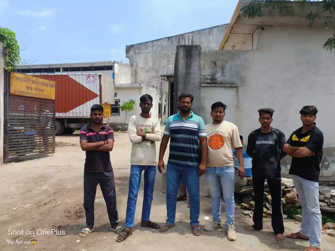 लापरवाही का नतीजा: बीयर पीते दिखा गौवंश, लोगों में आक्रोश लापरवाही का नतीजा: बीयर पीते दिखा गौवंश, लोगों में आक्रोश