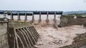 भारी बारिश और बाढ़ से जम्मू रेल मार्ग ठप, 65 ट्रेनें रद्द भारी बारिश और बाढ़ से जम्मू रेल मार्ग ठप, 65 ट्रेनें रद्द