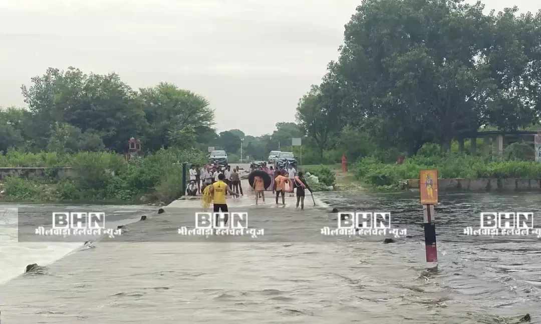 मोही पुलिया पर हादसा, बाइक फिसलने से महिला नदी में बही