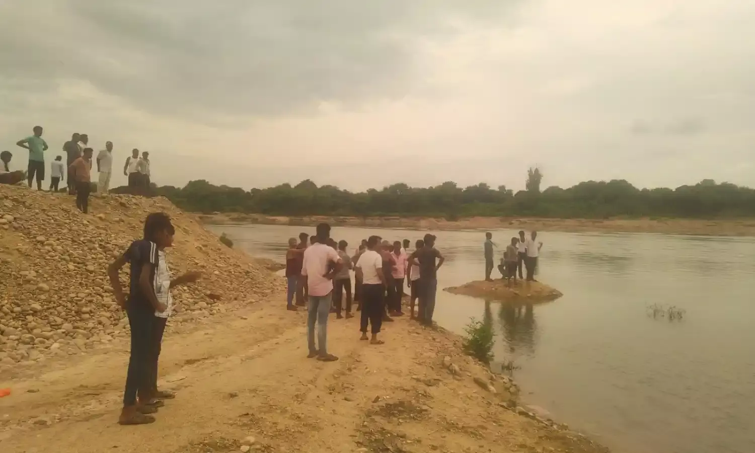 दो बालिकाएं बनास नदी में डूबी, तलाश जारी दो बालिकाएं बनास नदी में डूबी, तलाश जारी