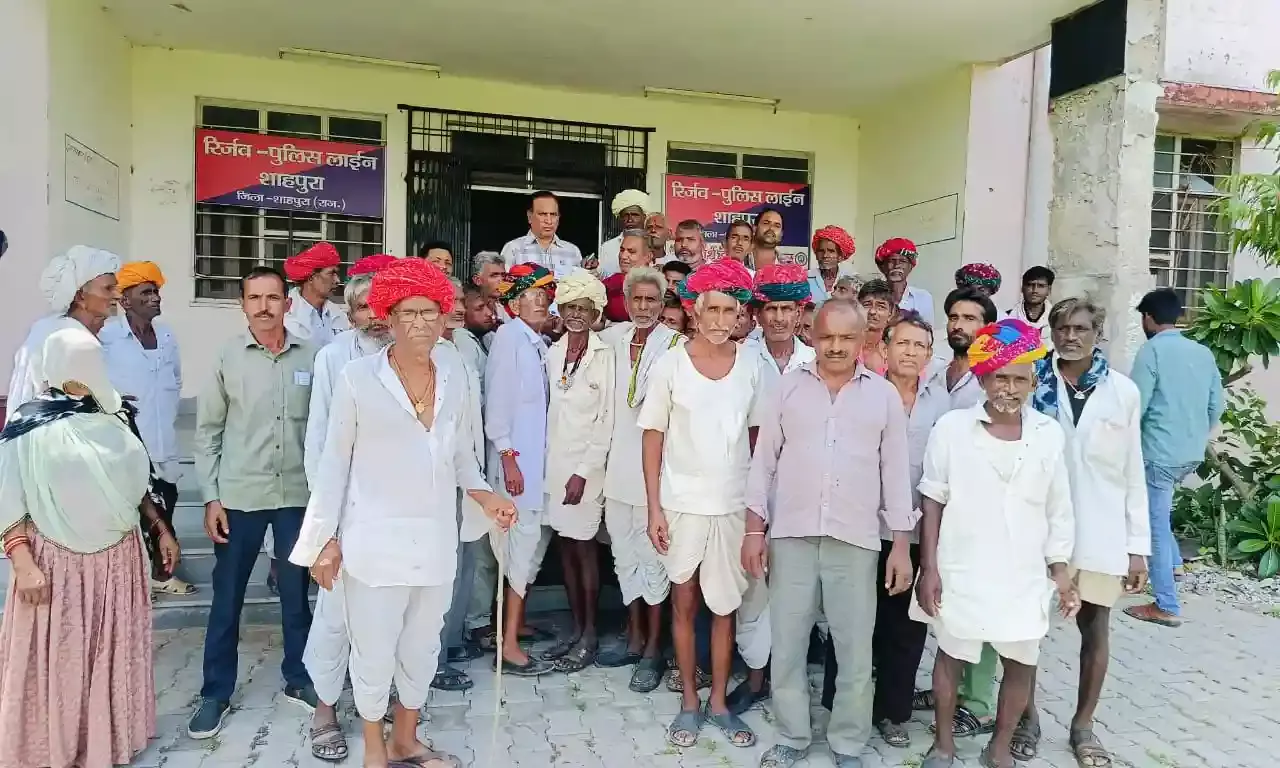 ग्रामीणों ने अतिवृष्टि से नष्ट फसलों का बीमा दिलवाने हेतु नायब तहसीलदार को सौंपा ज्ञापन