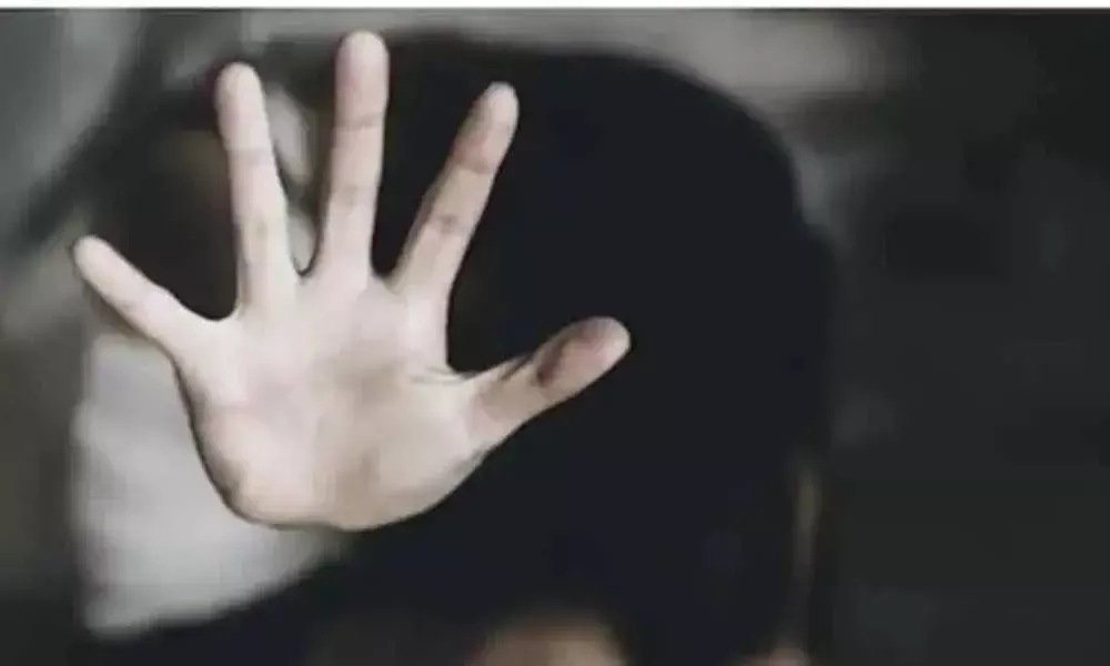 हेडमास्टर ने छात्रा से की अश्लील हरकत, गुस्साई महिलाओं ने पीटा