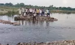 गूगल मैप हादसा: चित्तौड़गढ़ में 6 साल की बच्ची अब तक लापता, 5 किमी तक क्षेत्र खंगाला, पानी में गिरी कार बरामद गूगल मैप हादसा: चित्तौड़गढ़ में 6 साल की बच्ची अब तक लापता, 5 किमी तक क्षेत्र खंगाला, पानी में गिरी कार बरामद