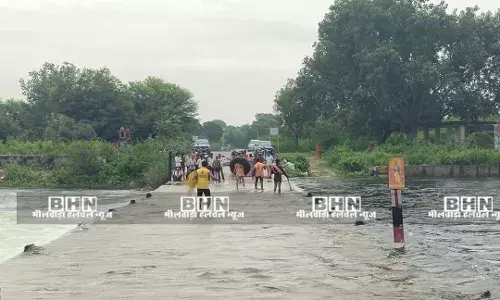 मोही पुलिया पर हादसा, बाइक फिसलने से महिला नदी में बही