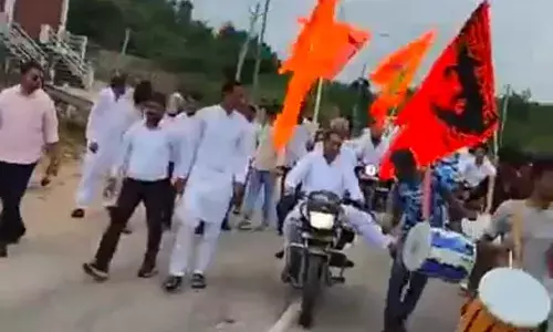 विधायक ने रैली में ढोल वाले को मारी लात, वीडियो वायरल होने पर दी सफाई