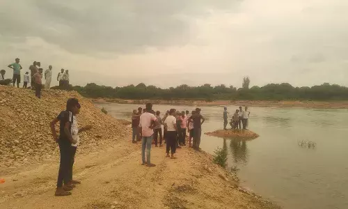 दो बालिकाएं बनास नदी में डूबी, तलाश जारी