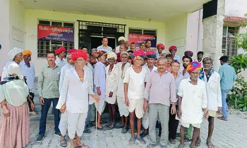 ग्रामीणों ने अतिवृष्टि से नष्ट फसलों का बीमा दिलवाने हेतु नायब तहसीलदार को सौंपा ज्ञापन