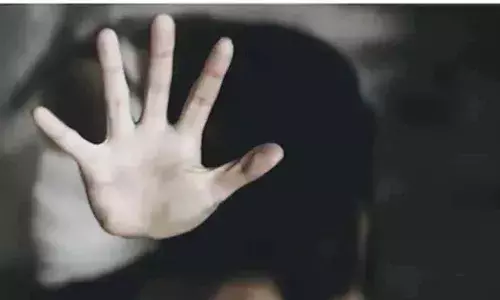 हेडमास्टर ने छात्रा से की अश्लील हरकत, गुस्साई महिलाओं ने पीटा हेडमास्टर ने छात्रा से की अश्लील हरकत, गुस्साई महिलाओं ने पीटा