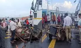 चंद्रपुर में सड़क हादसा: ट्रक और ऑटो की टक्कर, छह लोगों की मौत चंद्रपुर में सड़क हादसा: ट्रक और ऑटो की टक्कर, छह लोगों की मौत