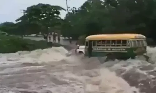 पानी के तेज बहाव में बस चलाने पर ड्राइवर और कंडक्टर का लाइसेंस होगा सस्पेंड