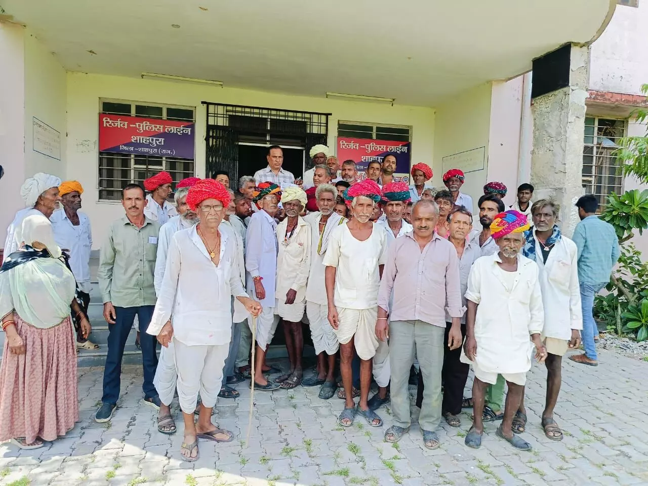 ग्रामीणों ने अतिवृष्टि से नष्ट फसलों का बीमा दिलवाने हेतु नायब तहसीलदार को सौंपा ज्ञापन ग्रामीणों ने अतिवृष्टि से नष्ट फसलों का बीमा दिलवाने हेतु नायब तहसीलदार को सौंपा ज्ञापन