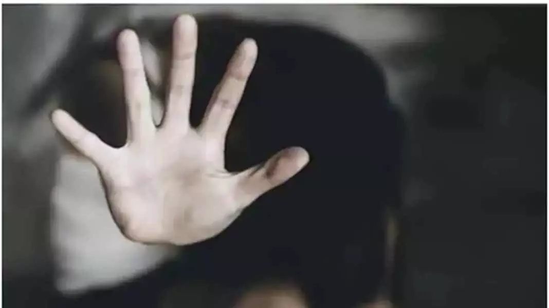 हेडमास्टर ने छात्रा से की अश्लील हरकत, गुस्साई महिलाओं ने पीटा