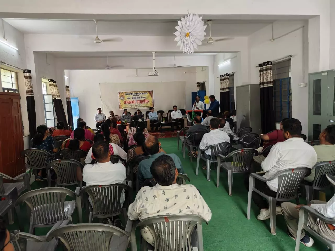 सत्रारंभ वाकपीठ के दूसरे दिन हमारा विद्यालय हमारा स्वाभिमान पोस्टर का विमोचन किया सत्रारंभ वाकपीठ के दूसरे दिन हमारा विद्यालय हमारा स्वाभिमान पोस्टर का विमोचन किया