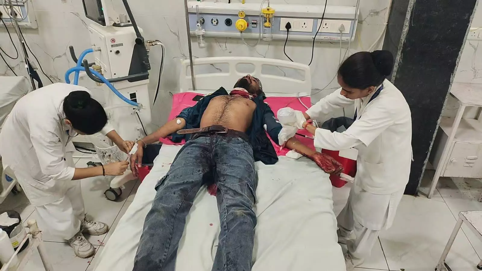 पालड़ी पुलिया के पास छुरी पर चाकू से हमला, गला रेतकर समीर को किया लहूलुहान पालड़ी पुलिया के पास छुरी पर चाकू से हमला, गला रेतकर समीर को किया लहूलुहान