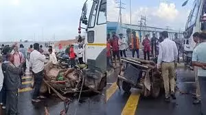 चंद्रपुर में सड़क हादसा: ट्रक और ऑटो की टक्कर, छह लोगों की मौत चंद्रपुर में सड़क हादसा: ट्रक और ऑटो की टक्कर, छह लोगों की मौत