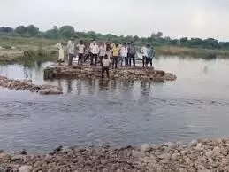 गूगल मैप हादसा: चित्तौड़गढ़ में 6 साल की बच्ची अब तक लापता, 5 किमी तक क्षेत्र खंगाला, पानी में गिरी कार बरामद गूगल मैप हादसा: चित्तौड़गढ़ में 6 साल की बच्ची अब तक लापता, 5 किमी तक क्षेत्र खंगाला, पानी में गिरी कार बरामद