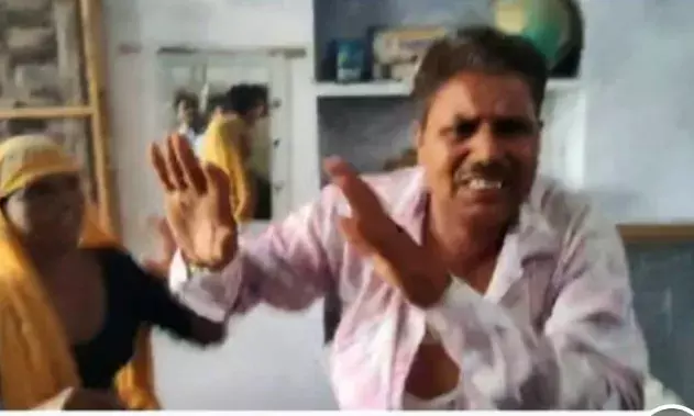 सरकारी स्कूल के हेडमास्टर को महिलाओं ने जूतों-चप्पलों से पीटा