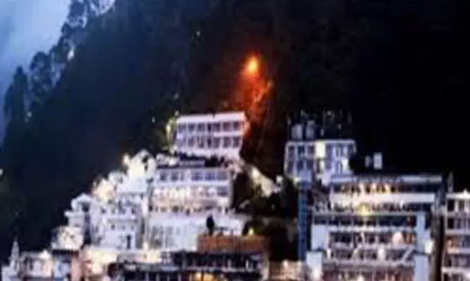 श्री माता वैष्णो देवी यात्रा अस्‍थायी रूप से रोकी, भूस्खलन से बिगड़े हालात