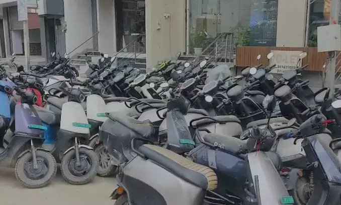 छोटे व्यापारियों पर लाठियाँ, बड़े कारोबारियों पर चुप्पी! नगर परिषद की दोहरी नीति से जनता नाराज़