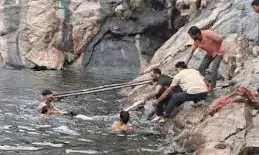 पिकनिक मनाने आए जीजा-साली की कुंड में डूबने से दर्दनाक मौत, सेल्फी लेते वक्त हुआ हादसा पिकनिक मनाने आए जीजा-साली की कुंड में डूबने से दर्दनाक मौत, सेल्फी लेते वक्त हुआ हादसा